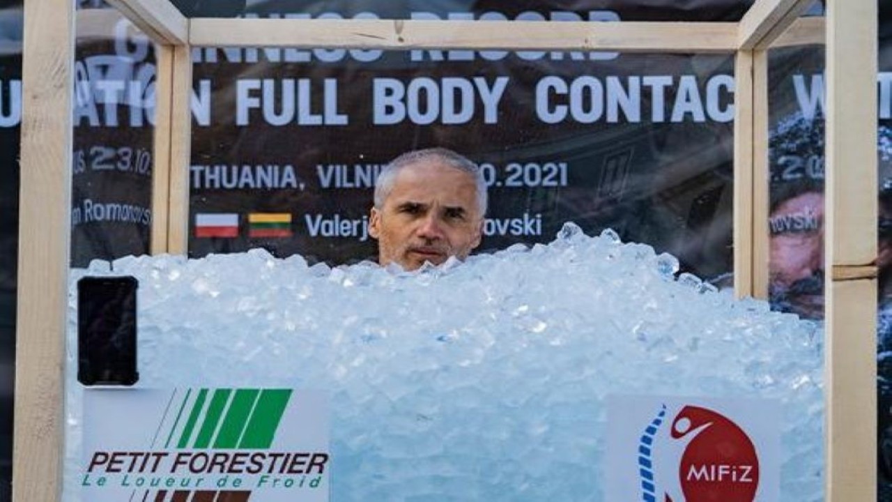 Valerjan Romanovski memecahkan rekor dunia guinness berendam di dalam kolam berisi es. (Guinness World Record/UPI).