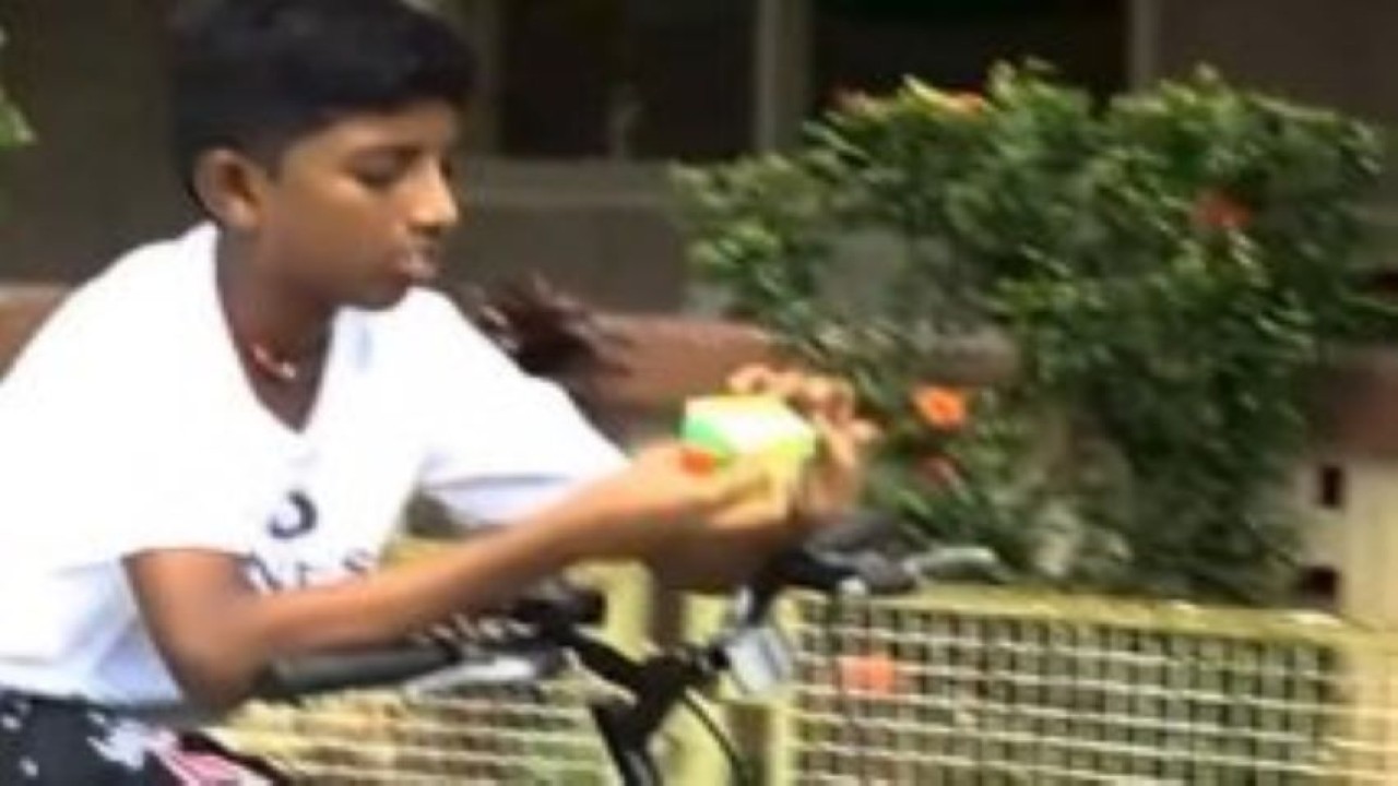 Jayadharshan Venkatesan berhasil memecahkan rekor dunia bermain rubik sambil mengendarai sepeda. (Tangkapan layar/Guinness World Record/UPI)