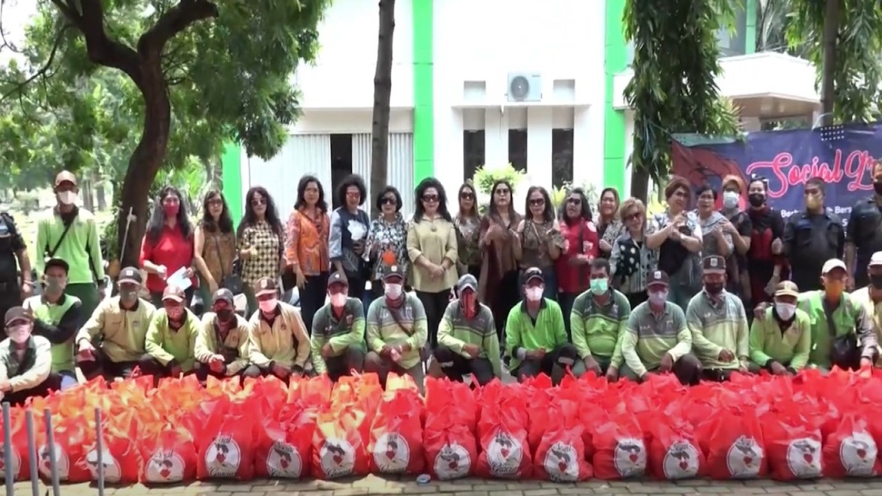 Anggota DPR RI Sondang Tiar Debora Tampubolon dan Social Gracia Community membagikan ratusan paket sembako.