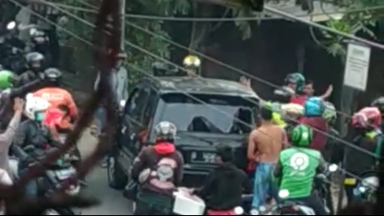 Ratusan warga kepung mobil minibus tabrak lari. Foto: Istimewa
