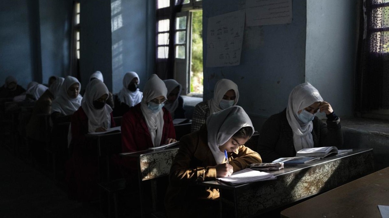 Siswi Afghanistan di Sekolah Menengah Wanita Tajrobawai, di Herat, Afghanistan. (AP)