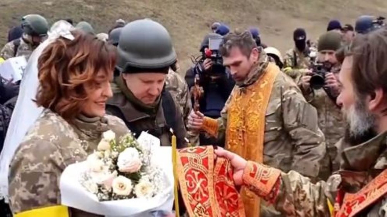 Sepasang tentara Ukraina merayakan pernikahan. (Twitter @Ukrain_War)
