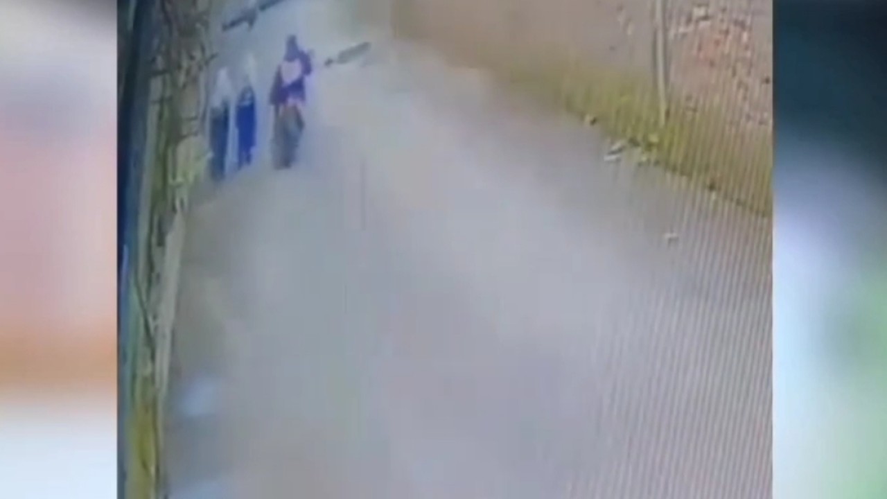 Dua pelajar dilempari kotoran manusia. (Foto/Istimewa)