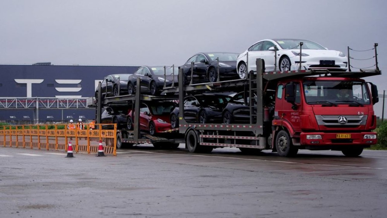 Tesla setop produksi kendaraan di pabrik Shanghai, China. (Reuters)