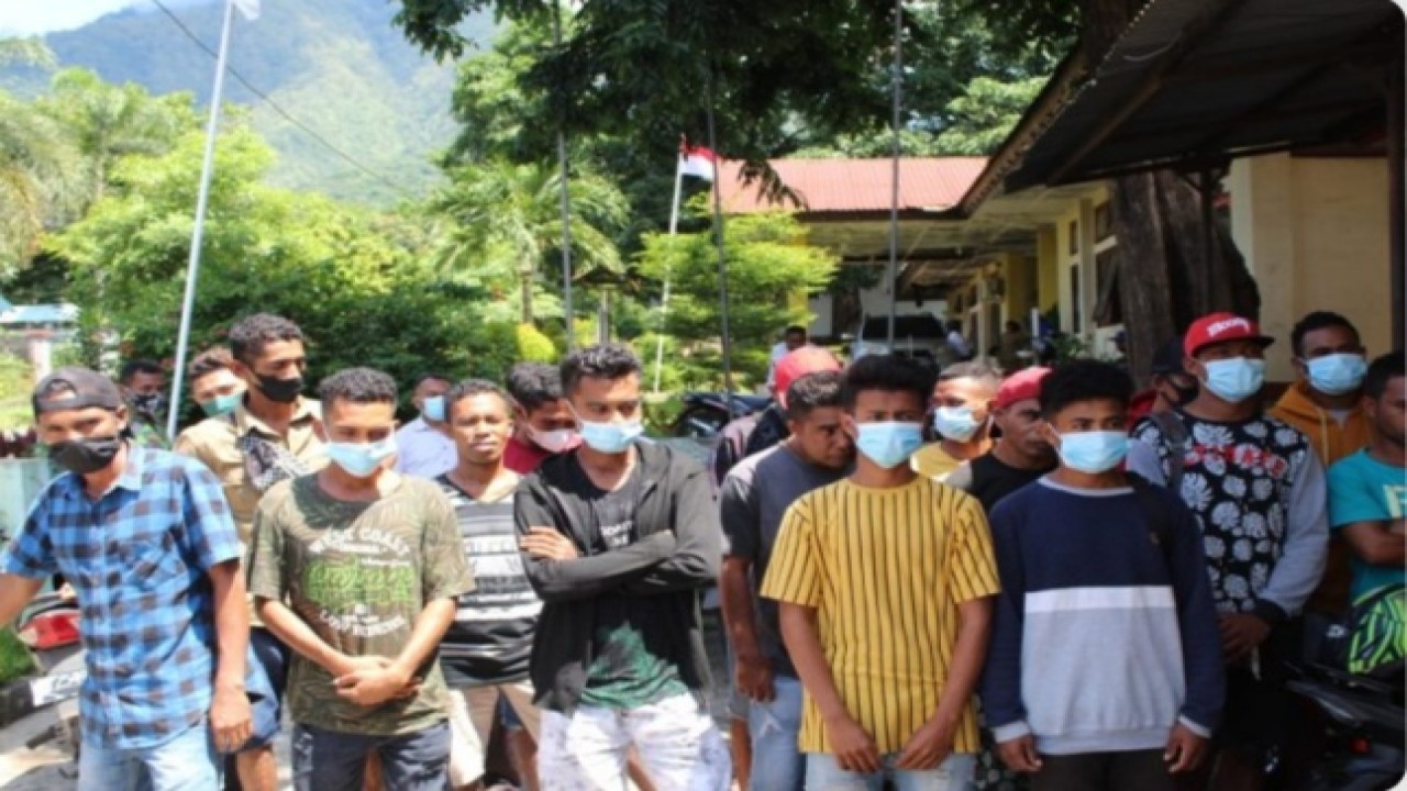 Puluhan tenaga kerja asal Belu dan Timor Tengah Utara yang hendak diberangkatkan ke Kalimantan Timur. Foto (istimewa)