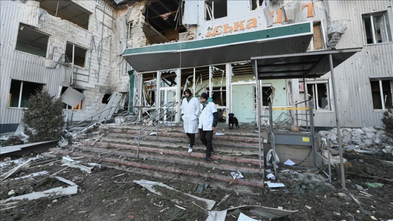 Pemandangan rumah sakit yang rusak di tengah konflik Rusia-Ukraina di kota Volnovakha, Oblast Donetsk, Ukraina pada 12 Maret 2022. (Anadolu Agency)