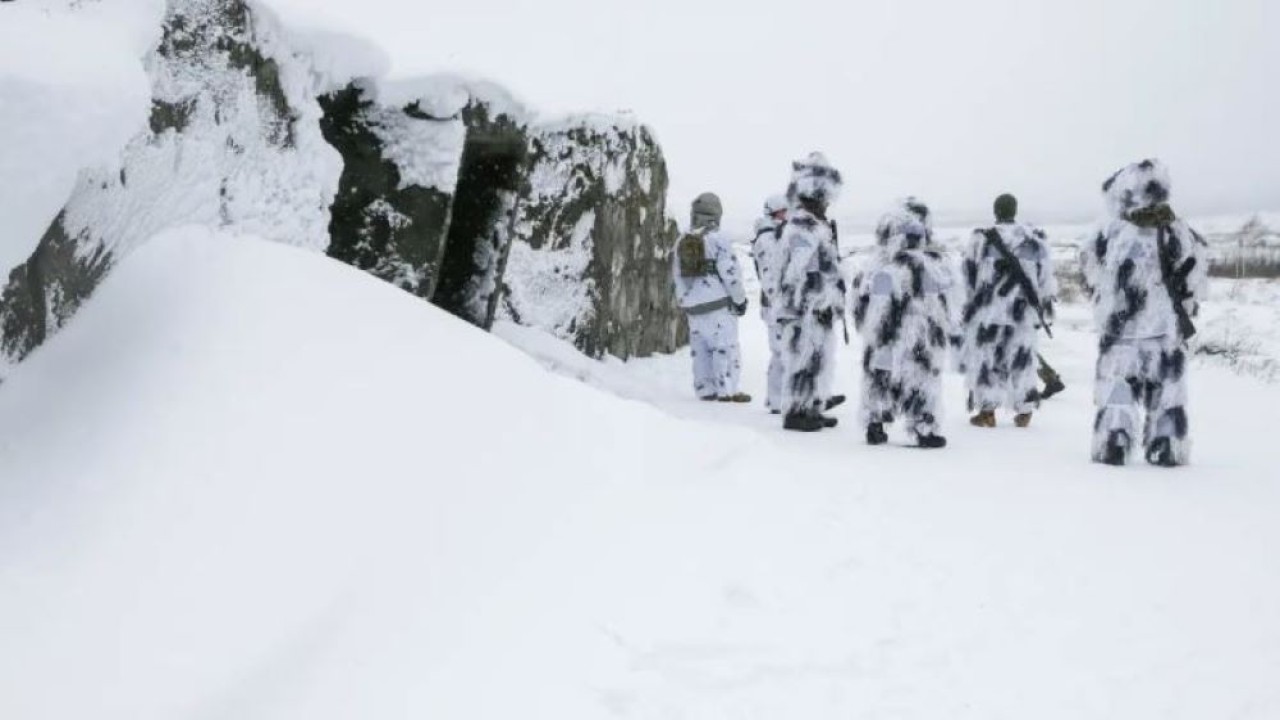 Anggota layanan Ukraina terlihat selama latihan dengan senjata anti-tank ringan generasi berikutnya (NLAW). (Reuters)