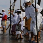 Umat Hindu sedang melaksanakan Upacara Melasti jelang Hari Raya Nyepi-1646147765