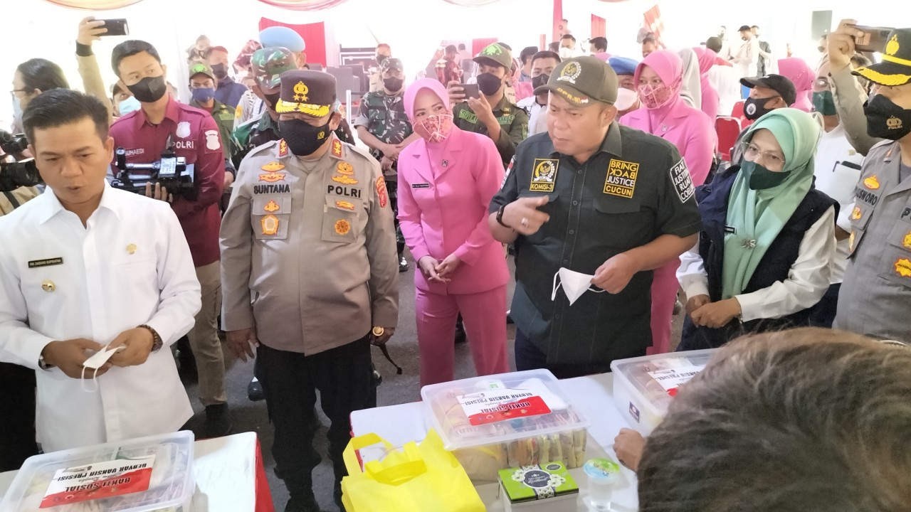 Vaksinasi Kabupaten Bandung dihadiri oleh anggota DPR-RI, Kapolda Jabar, Bupati Bandung, Kapolresta Bandung dan sejumlah pejabat lain. Foto: Saifal Ode