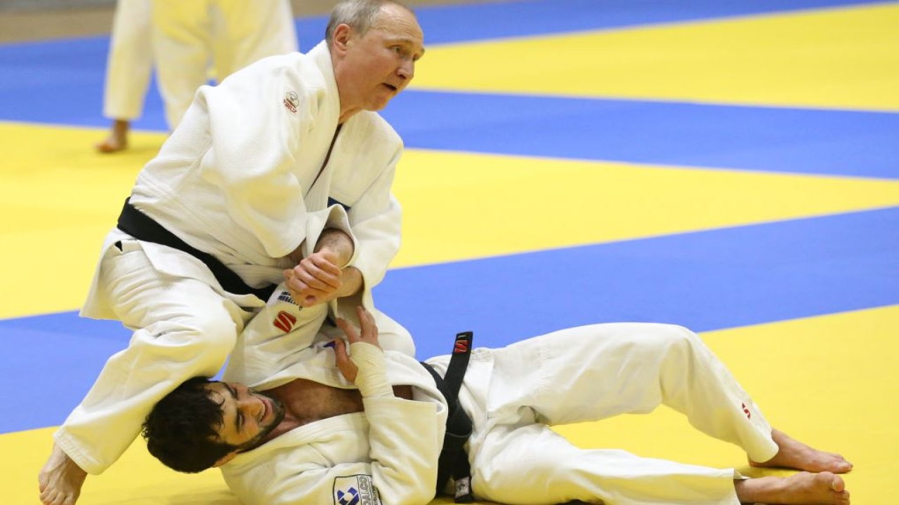 Sabuk hitam Vladimir Putin dicopot Federasi Taekwondo Dunia. (Metro)