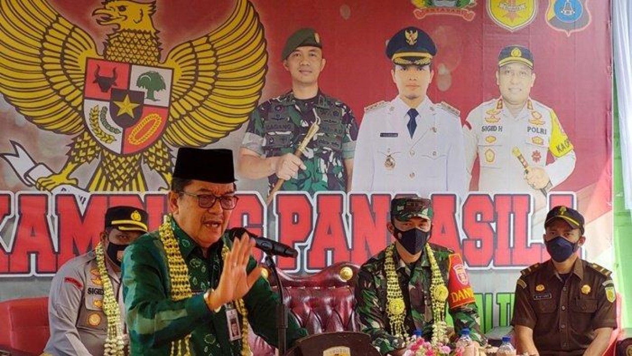 Wakil Bupati HST H Mansyah Saberi memberikan sambutan dalam peresmian Kampung Pancasila. (Foto: Pendim Kodim 1002 HST)