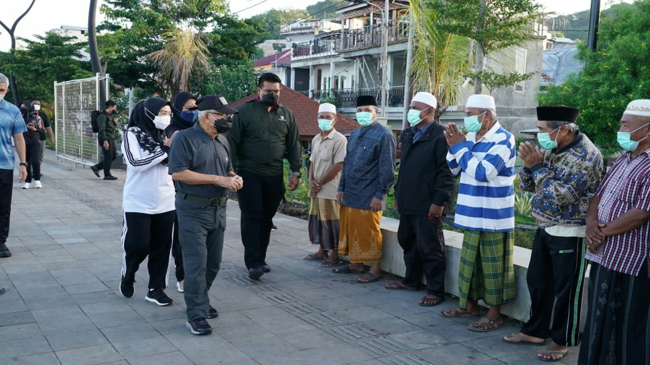 Wapres Ma'ruf Amin dan istri saat menikmati panorama Labuan Bajo.