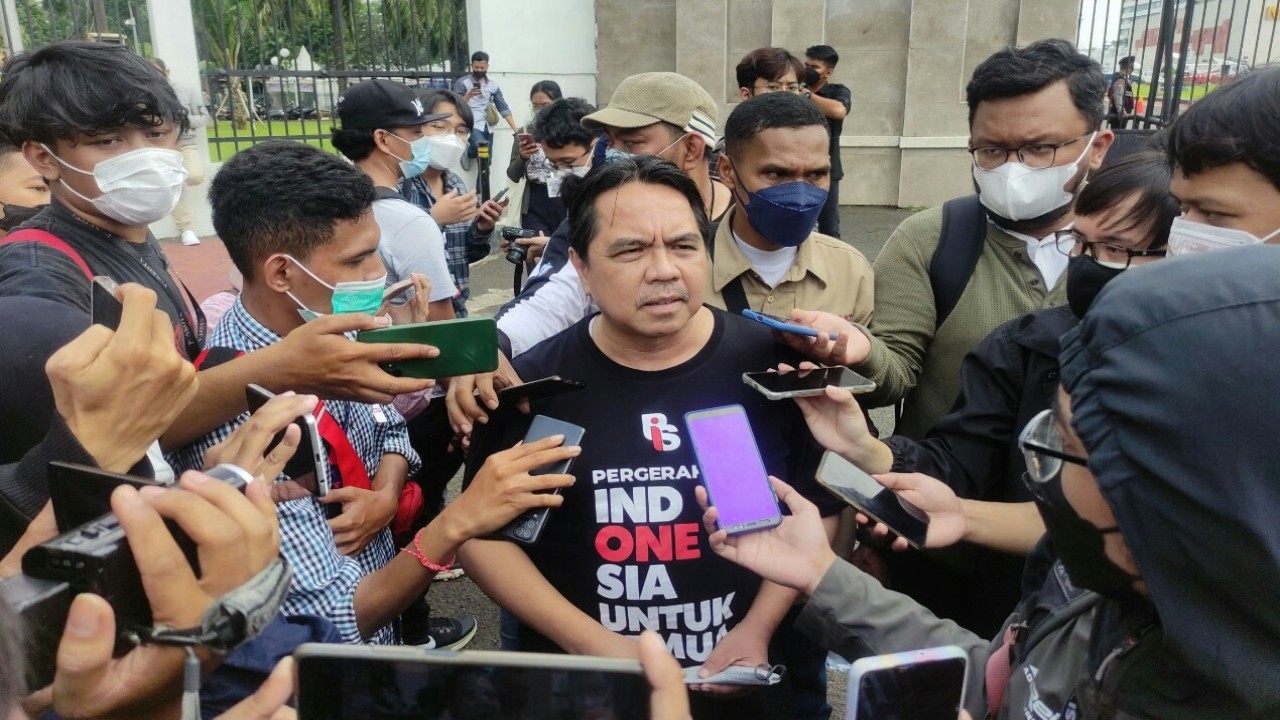 Ade Armando di depan Gedung DPR RI, sebelum dianiaya sejumlah orang. (Net)