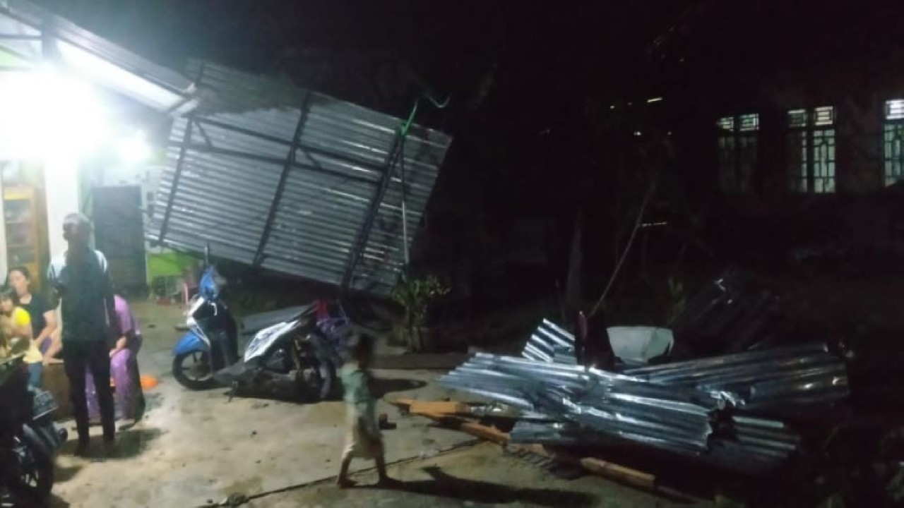 Angin kencang berdampak pada kerusakan rumah dan korban luka di  Kota Lubuklinggau, Sumatera Selatan, pada Minggu (10/4/2022) petang. (BPBD Kota Lubuklinggau)