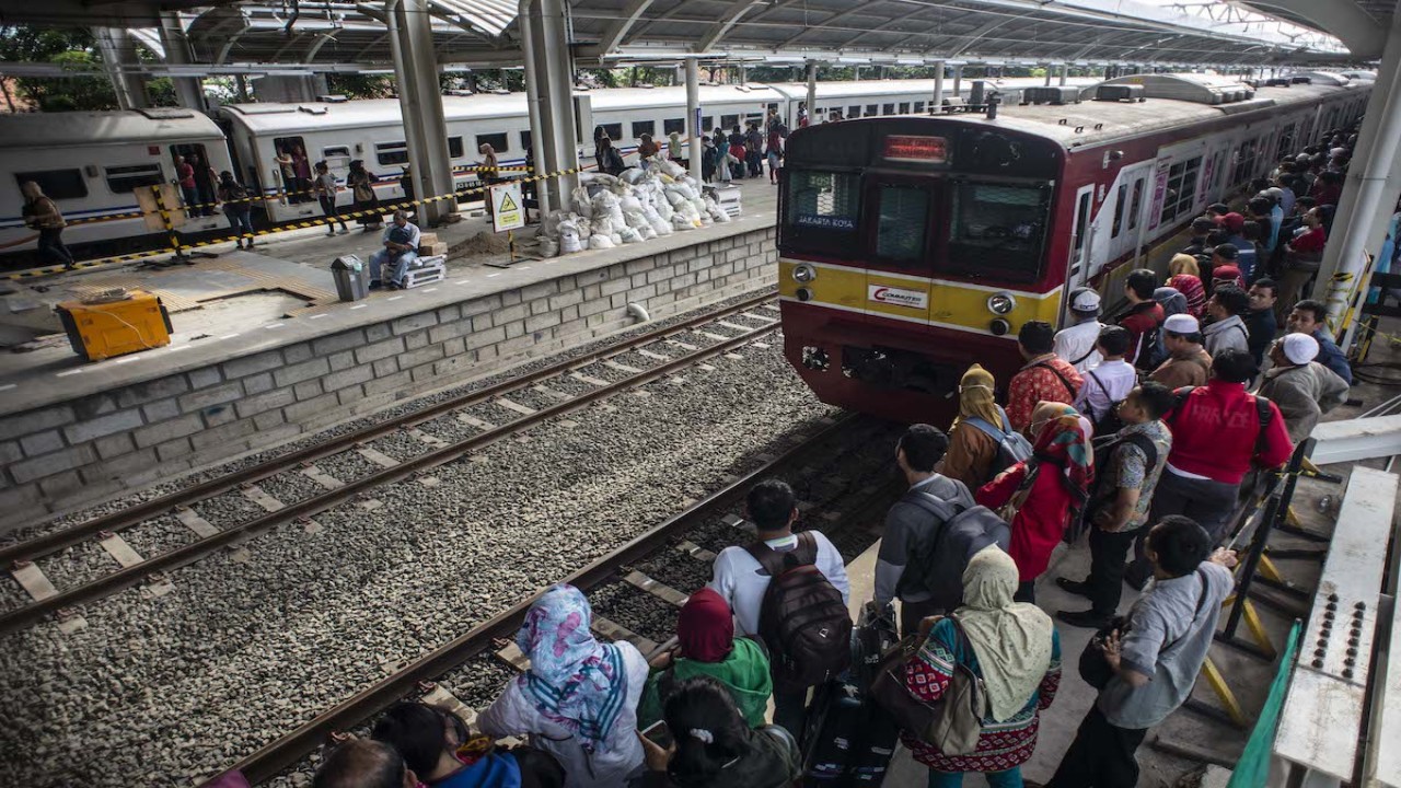 Antrean penumpang menunggu KRL Jabodetabek di stasiun/ist