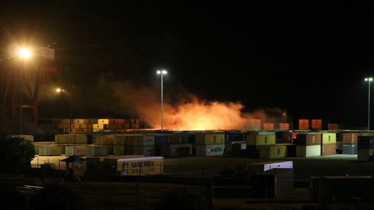 Asap mengepul di lahan penyimpanan kontainer setelah rudal Israel di pelabuhan Latakia. (Reuters)