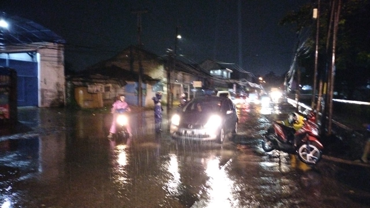 Terobos Banjir  Puluhan Kendaraan Mogok Di Bandung. FOTO: Saifal Ode