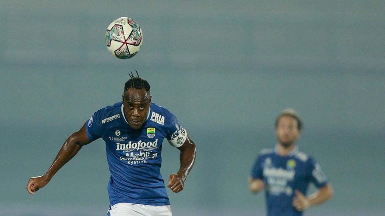 Bek tengah Persib, Victor Igbonefo