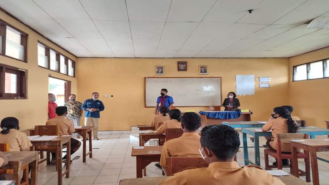 Bupati Manggarai, Herybertus GL Nabit saat memantau pelaksanaan Ujian Sekolah tingkat SMP/MTs di Kabupaten Manggarai Jumat(22/4/2022). Foto (istimewa)