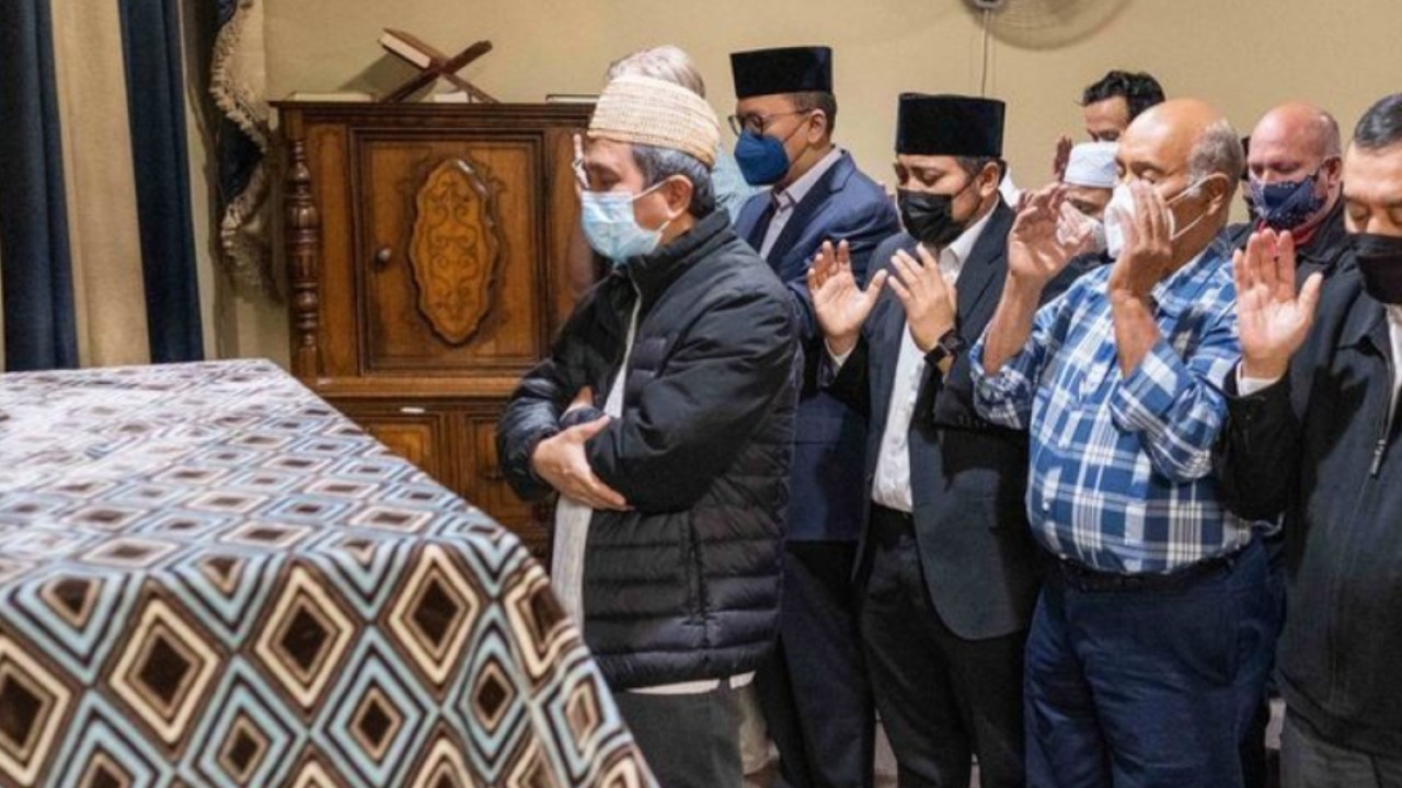 Dubes Rosan tampak ikut menshalatkan jenazah almarhum Muhammad Haekal Syaifullah Elsyaf/Instagram