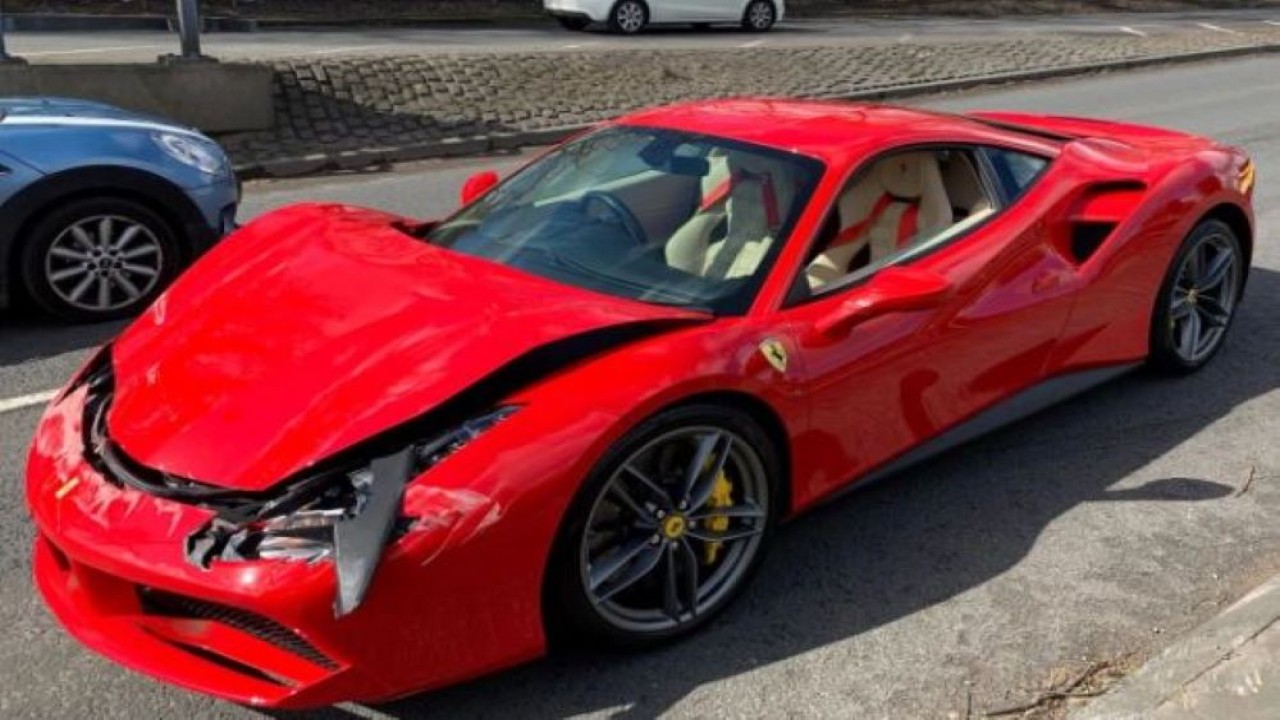 Ferrari 488 ringsek akibat kecelakaan. (SWNS/The Sun)