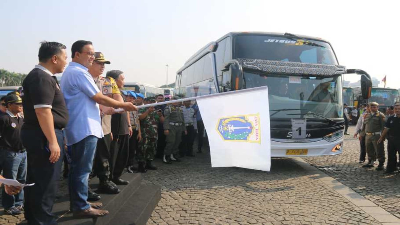 Gubernur DKI Jakarta Anies Baswedan saat melepas bus mudik di Monas pada tahun sebelumnya. (Doc. tweet Pemprov DKI)