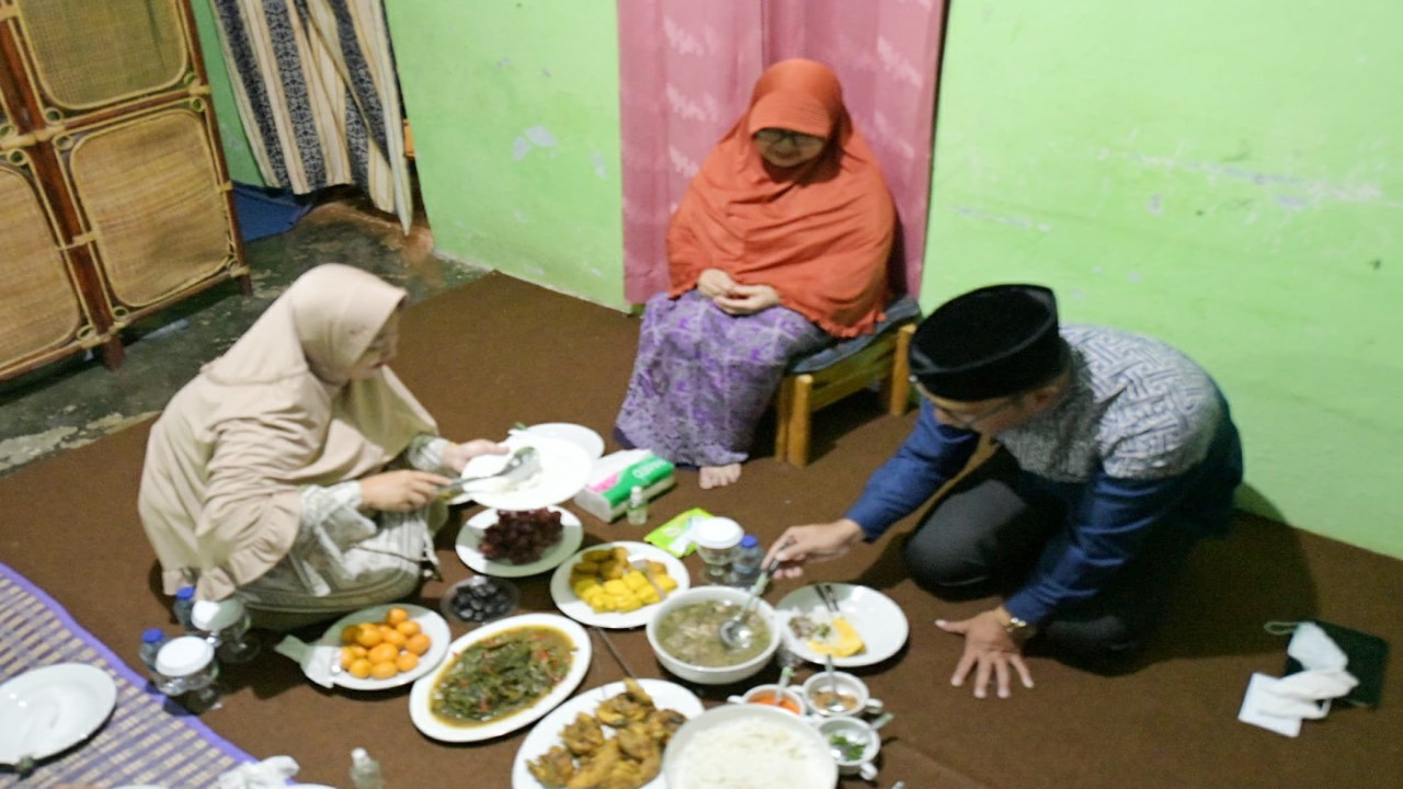 Gubernur Jawa Barat Ridwan Kamil makan sahur bersama keluarga Mak Endah di lingkungan Buana, Kelurahan Cijoho, Kabupaten Kuningan, Sabtu (23/4/2022).