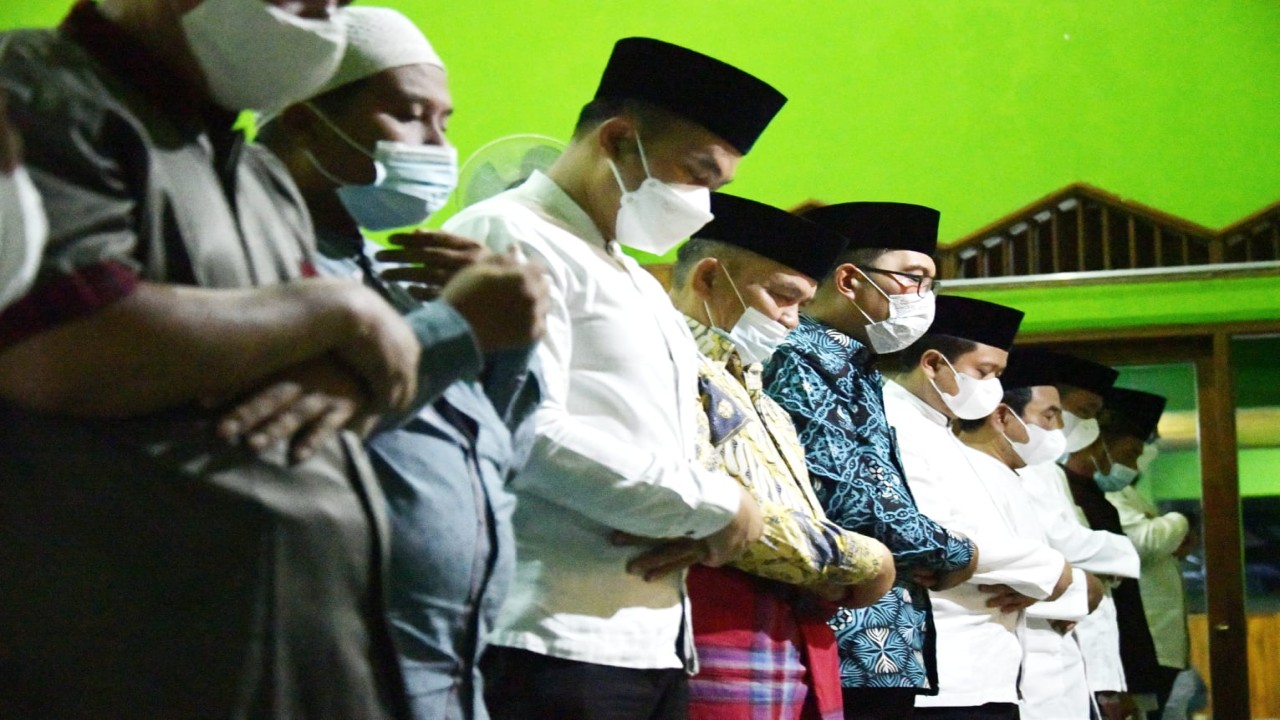 Gubernur Jabar Ridwan Kamil Solat Tarawih di Sumedang