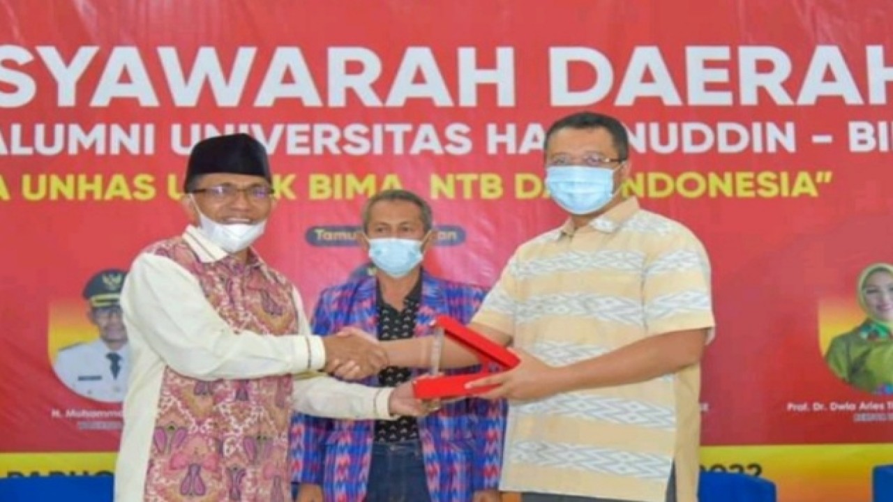 Gubernur NTB, Zulkieflimansyah berpose bersama ketua IKA-UNHAS, Andi Amran Sulaiman. Foto (istimewa)