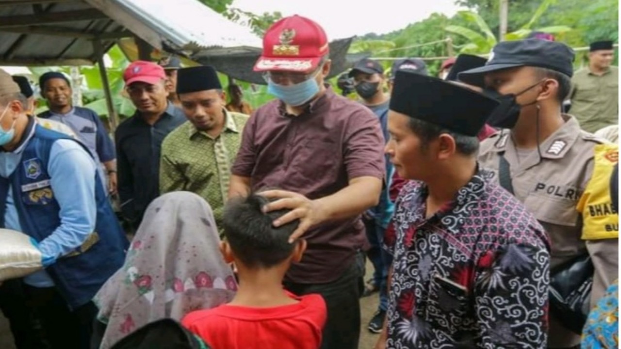 Gubernur NTB, Zulkieflimansyah saat meninjau meninjau SDN 3 Bukit Tinggi, Kecamatan Gunung Sari, Kabupaten Lombok Barat yang rusak akibat gempa Sabtu (23/4/2022). Foto (istimewa)