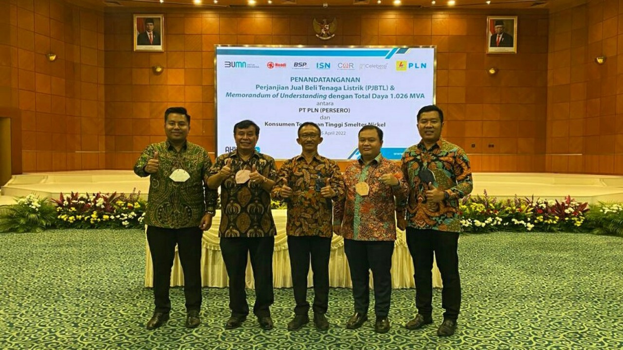 Presiden Komisaris dan jajaran direksi NT Corp/PT ISN bersama Direktur Bisnis PLN Regional Sulawesi, Maluku, Papua dan Nusa Tenggara Adi Priyanto.