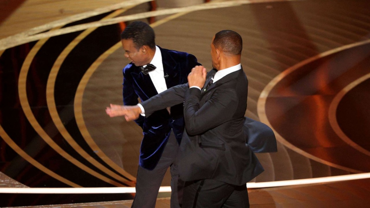 Insiden Will Smith (kanan) menampar Chris Rock di panggung Piala Oscar 2022/ist