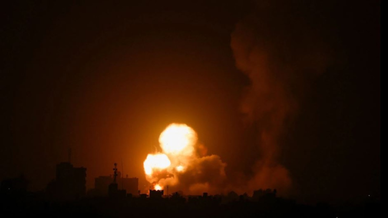 Api dan asap membubung selama serangan udara Israel di tengah meningkatnya kekerasan Israel-Palestina, di Jalur Gaza selatan, 19 April 2022. (Reuters)