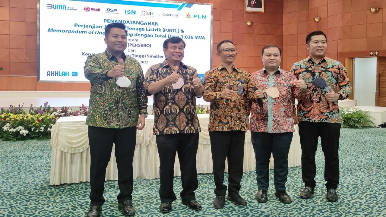 Presiden Komisaris dan jajaran direksi NT Corp/PT Industri Smelter Nusantara bersama Direktur Bisnis PLN Regional Sulawesi, Maluku, Papua dan Nusa Tenggara Adi Priyanto.