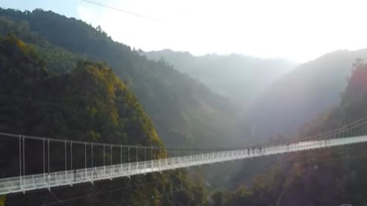 Jembatan kaca terpanjang di dunia hampir selesai. (Tangkapan layar/UPI)