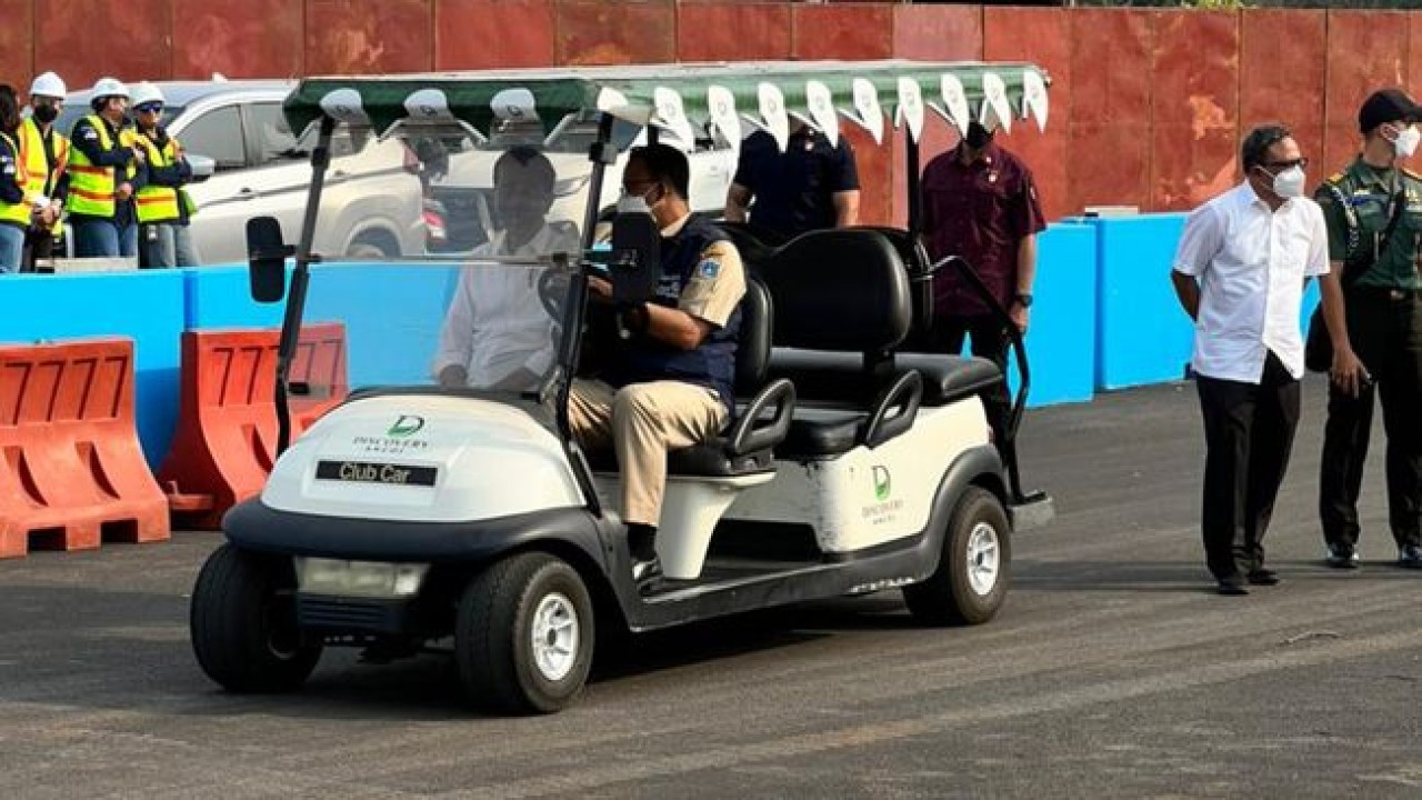 Presiden Jokowi dan Gubernur DKI Jakarta Anies Baswedan saat meninjau sirkuit Formula E.