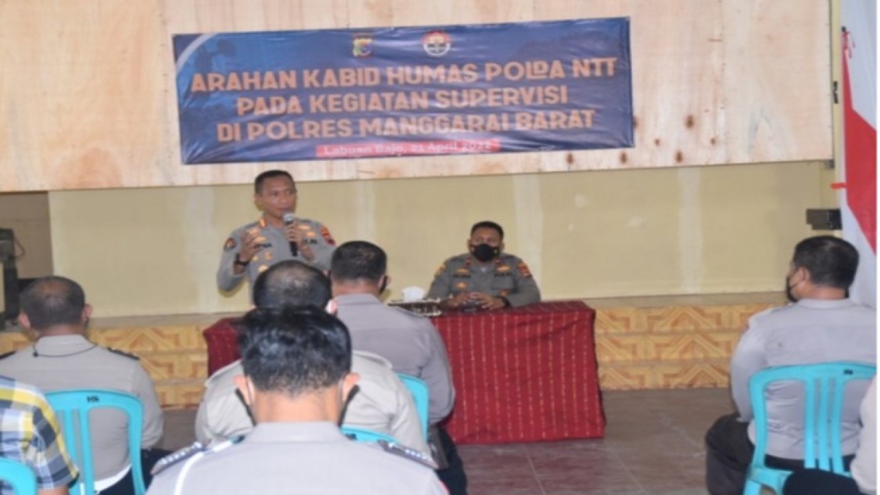 Kabid Humas Polda NTT,Kombes Pol, Rishian Krisna Budhiaswanto saat melakukan supervisi Bidang Humas di Polres Mabar, Kamis (21/4/2022). Foto (istimewa)