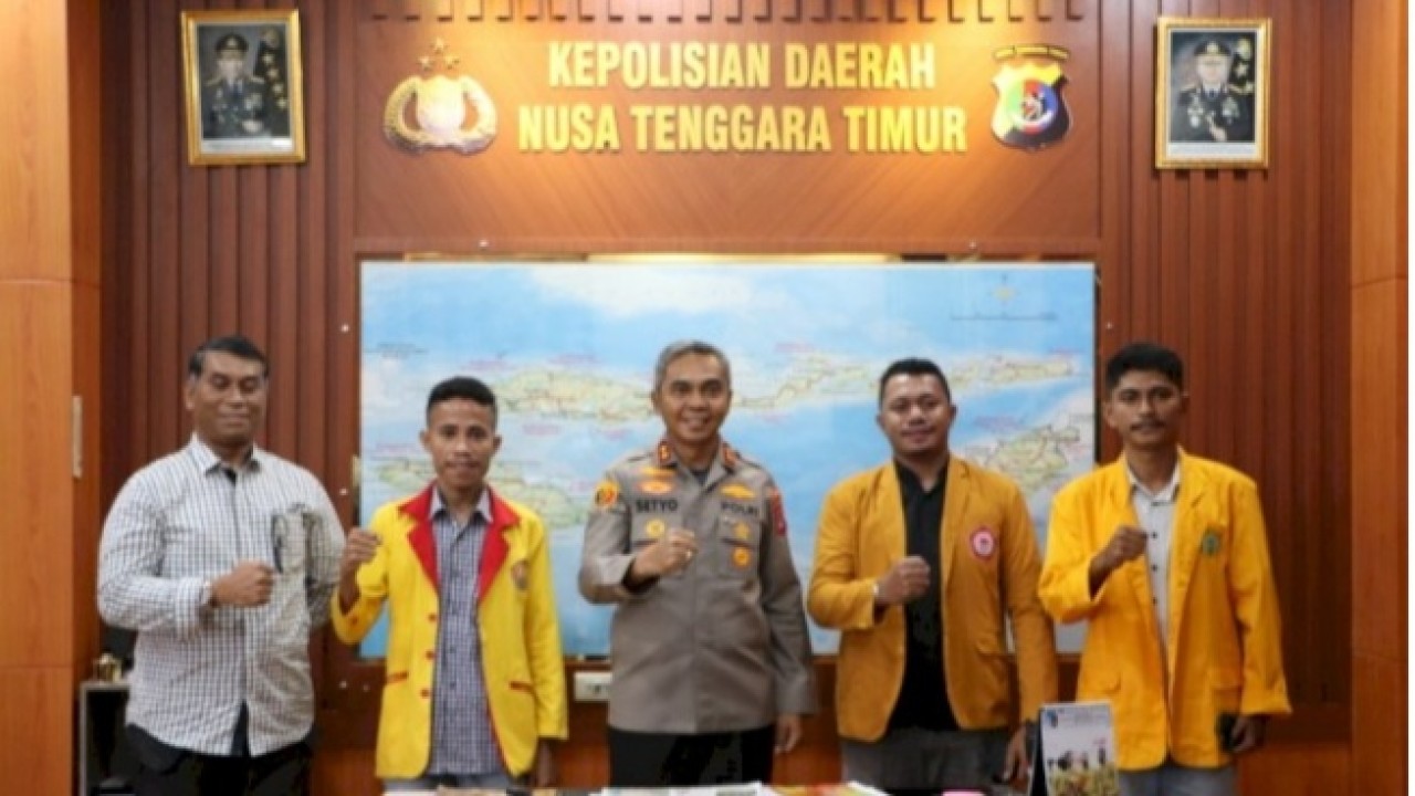 Kapolda NTT,Irjen Pol. Setyo Budiyanto berpose bersama  pengurus BEM Nusantara wilayah NTT. Foto (istimewa)