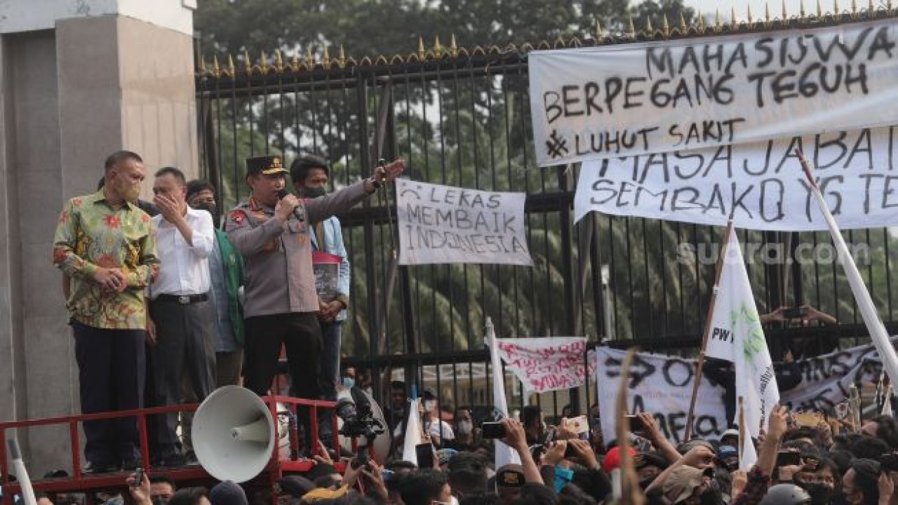 Kapolri saat berusaha menenangkan massa pendemo di depan Gedung DPR RI pada 11 April 2022 lalu. (Suara)