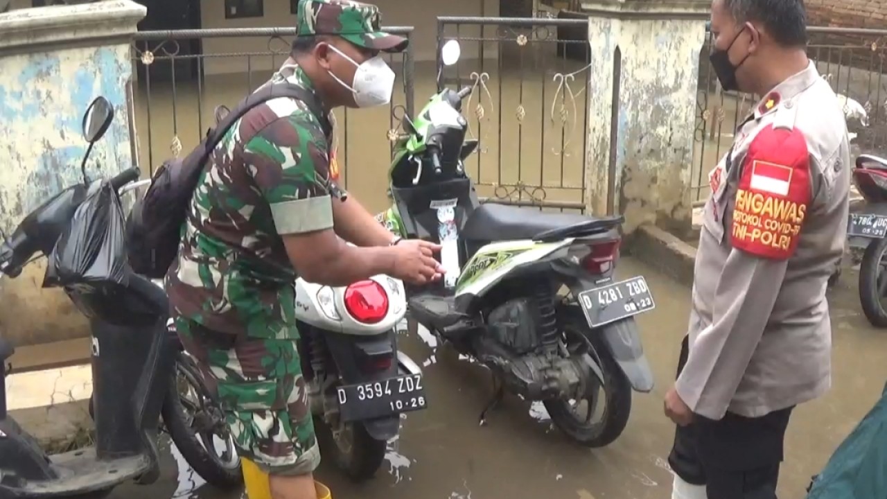 Kapolsek dan Babinsa memantau tempat parkir motor korban banjir Dayeuhkolot. Foto: saifal ode