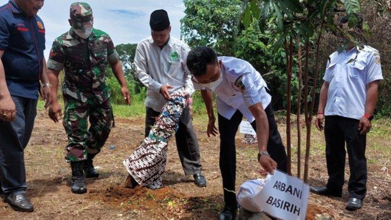 Kementerian Agama Kabupaten Tala bersama pihak terkait mencabut nisan-nisan makam yang disebut keramat yang menghebohkan warga/ist