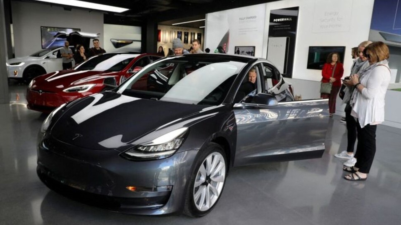 Kendaraan listrik Tesla Model 3 terlihat di ruang pamer di Los Angeles, California, AS, pada 12 Januari 2018. (Lucy Nicholson/Reuters)