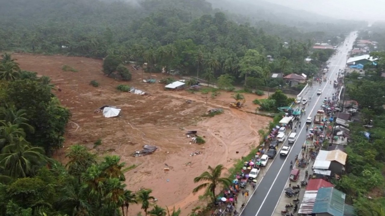 Kerusakan akibat badai tropis Megi, yang melanda pantai timur dan selatan Filipina, di kota Baybay, provinsi timur Leyte, Filipina. (Reuters)