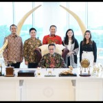 Ketua MPR RI Bambang Soesatyo (belakang tengah) bersama anggota OJK terpilih-1649745774