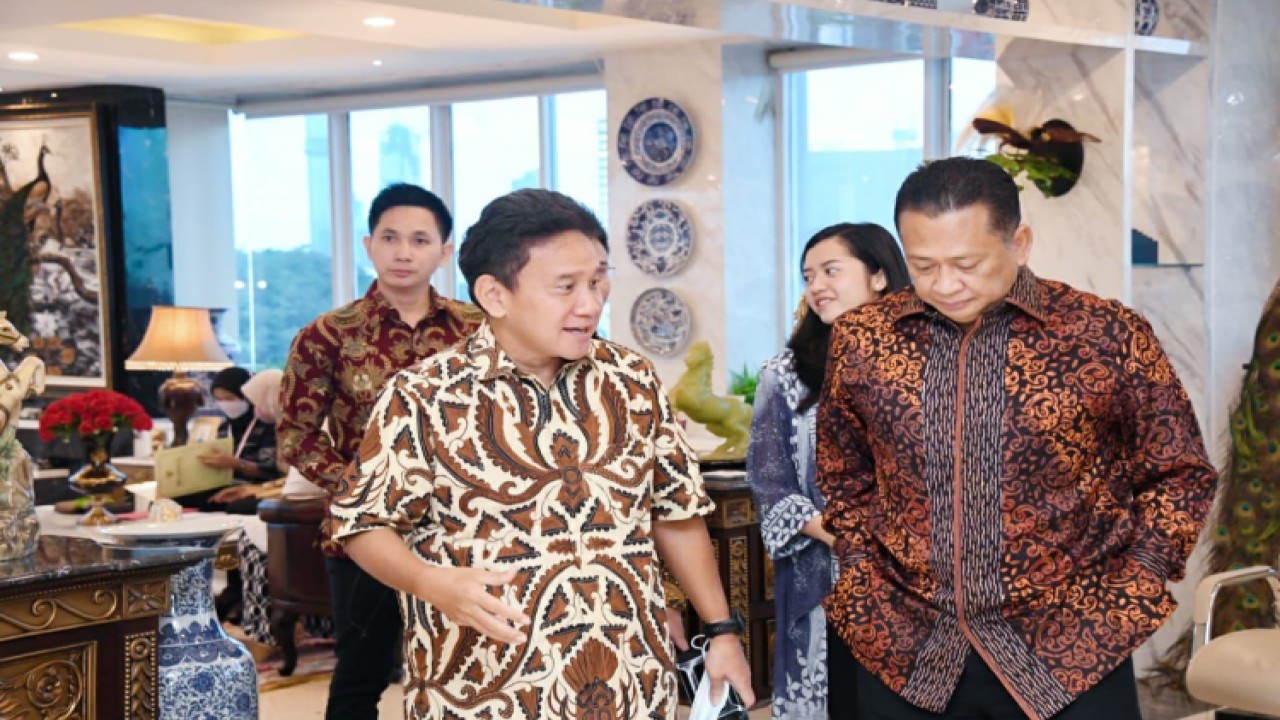 Ketua MPR RI Bambang Soesatyo (kanan) dan Wakil Ketua OJK  Mirza Adityaswara. (Foto:mpr.go.id)