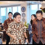 Ketua MPR RI Bambang Soesatyo (kanan) dan Wakil Ketua OJK  Mirza Adityaswara.-1649746250