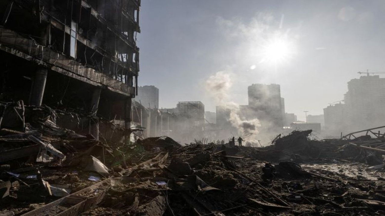 Petugas pemadam kebakaran bekerja di lokasi pengeboman di sebuah pusat perbelanjaan di Kiev, Ukraina 21 Maret. (Marko Djurica/Reuters)