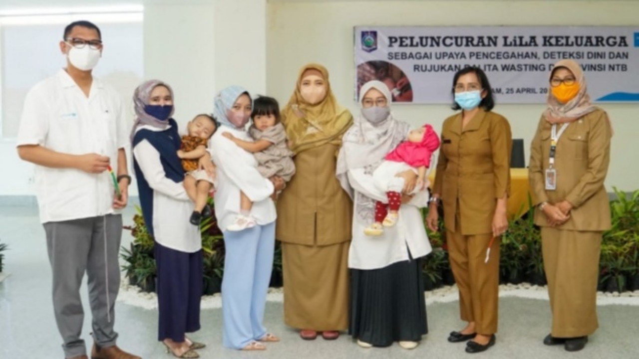 Wakil Gubernur NTB, Sitti Rohmi Djalila berpose bersama usai acara peluncuran program LiLA Keluarga bertempat di Aula BPSDM NTB, Mataram (25/4/2022). Foto (istimewa)