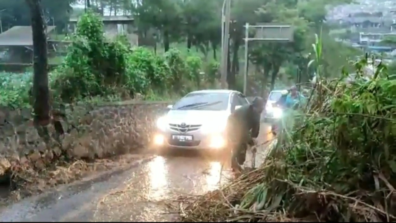 Longsor tebing setinggi 7 meter di lembang. FOTO: saifal ode