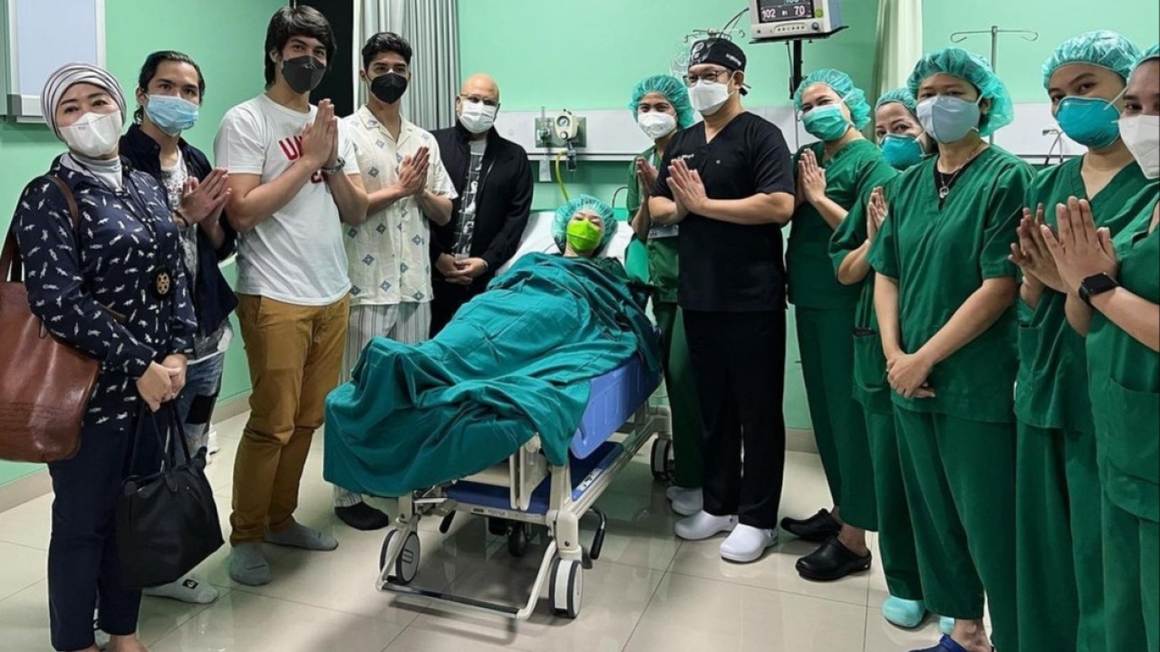 Maia Estianty bersama suami dan ketiga anaknya serta tim dokter dan perawat/Instagram